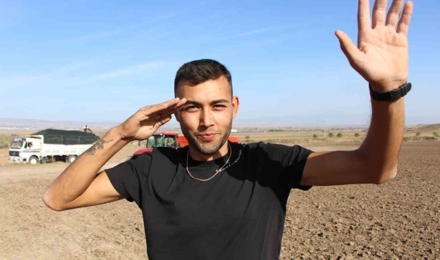 Genç çiftçiden tarlasına 'Cumhuriyet' yazarken kendisini görüntüleyen helikopterdeki Mehmetçiğe selam