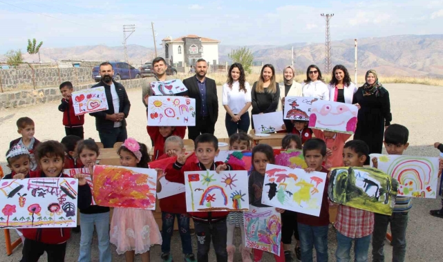Genç ressam dezavantajlı çocuklar için yüzlerce kilometre yol kat etti