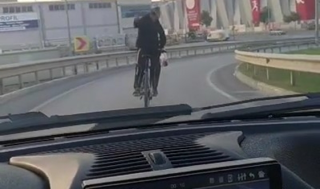 Görenler cep telefonlarına sarıldı... Bisikletini tersten sürdü