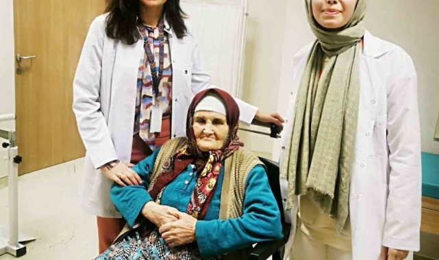 Göreve başlar başlamak ilk baktığı hasta 107 yaşındaki yaşlı kadın oldu