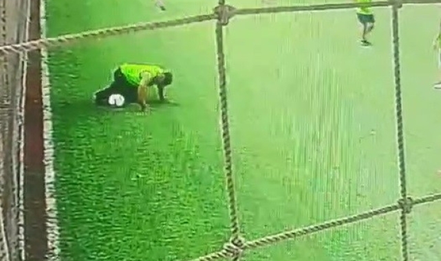 Halı sahada kalp krizi geçiren kişi hayatını kaybetti...O anlar kameralara yansıdı
