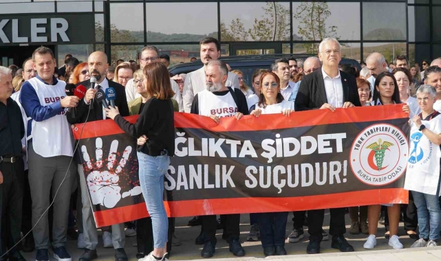 Hasta yakını tarafından darp edilen doktor için onlarca sağlık çalışanı bir araya geldi