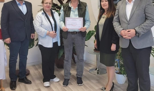 Hastanedeki tedavisinden sonra tekerlekli sandalye bağışında bulundu