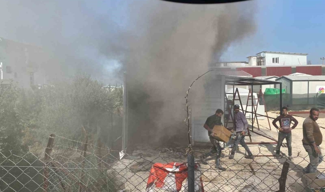 Hatay'da 2 konteyner yandı