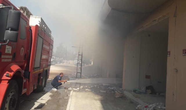 Hatay'da depo yangını korkuttu