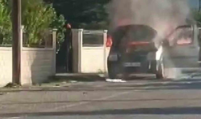 Hatay'da seyir halindeki otomobil alev alev yandı