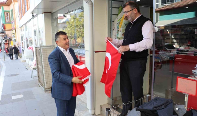 Havza'da vatandaşlara bayrak dağıtıldı