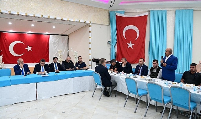 HEM DİNLEDİ, HEM NOT ALDI!