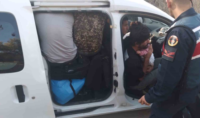 Hepsi bir otomobilden çıktı...16 kaçak göçmen jandarmayı bile şaşırttı