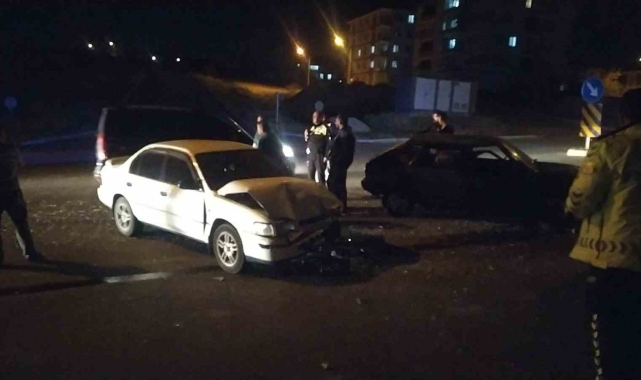 İki otomobil çarpıştı: 2 yaralı