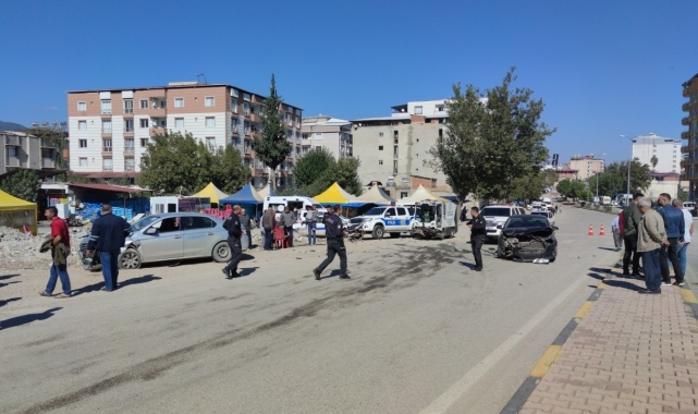 İki otomobil kavşakta çarpıştı, 1 sürücü yaralandı