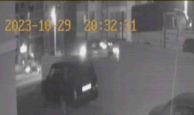 İki otomobilin çarpıştığı kaza kamerada
