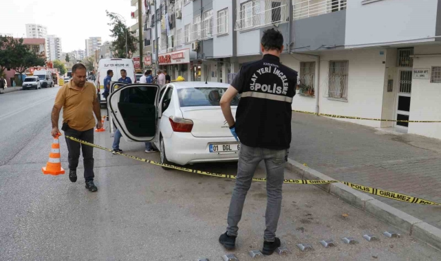 İşe gitmek için bindiği otomobilinde tabancayla vuruldu