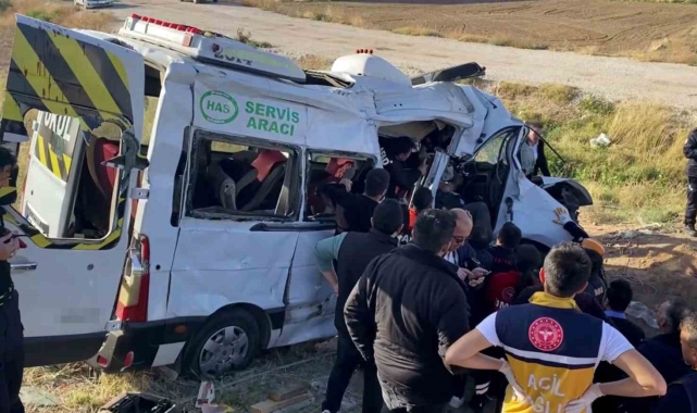 Işık ihlali yapan hayvan yüklü kamyonet servis minibüsü ile çarpıştı: 2 ölü, 19 yaralı