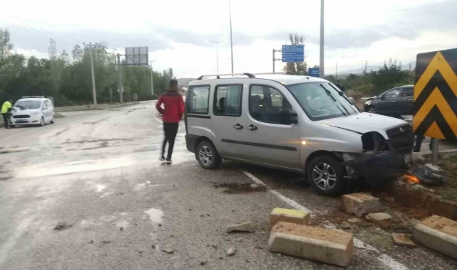 Isparta'da çarpışan araçlar refüje çarptı: 4 yaralı