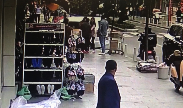 İstanbul'da bıçaklı eş dehşeti kamerada: Kocasını sokak ortasında göğsünden bıçakladı