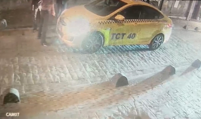 İstanbul'da taksici dehşeti kamerada: Hem dövdü hem de bıçakladı