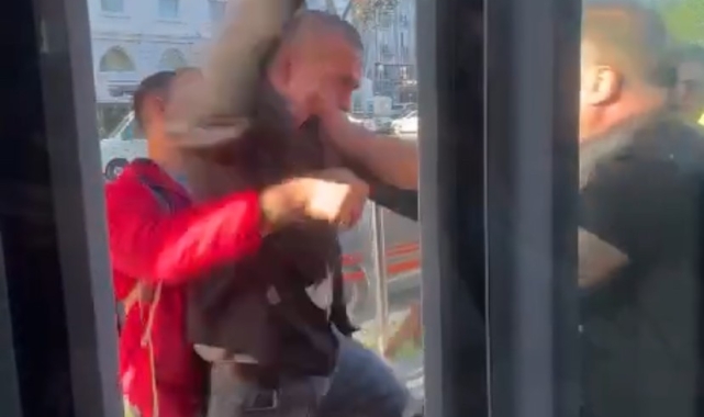 İstanbul'da tramvay durağı boks ringine döndü