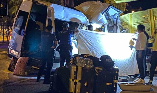 İsveç ve Alman uyruklu turistleri taşıyan minibüs, duran kamyona çarptı: 1 ölü, 10 yaralı