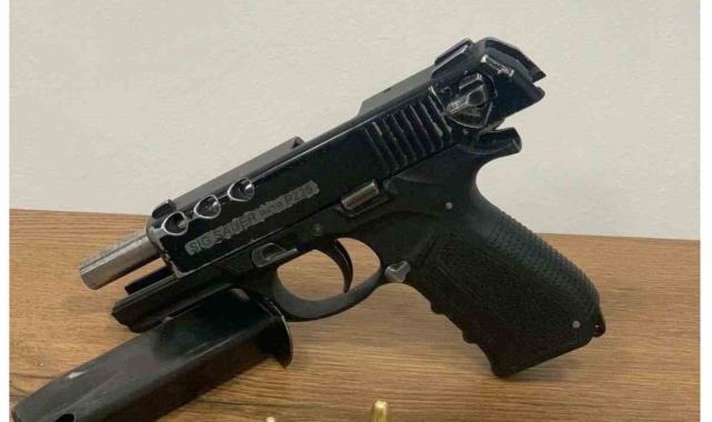 Jandarma durumundan şüphelendikleri araçta ruhsatsız tabanca yakaladı