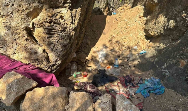 Jandarma kaçak kazı yapan definecileri suçüstü yakaladı