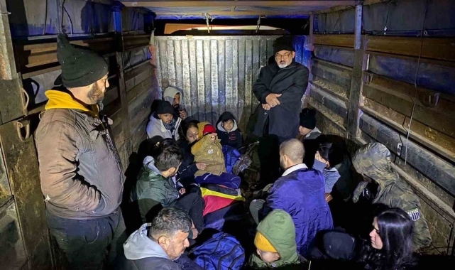Jandarmanın durdurduğu araçta 17 düzensiz göçmen yakalandı