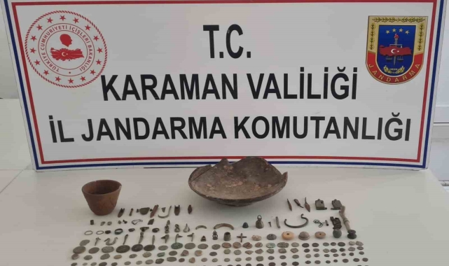 Jandarmanın durdurduğu araçtan çok sayıda tarihi eser çıktı