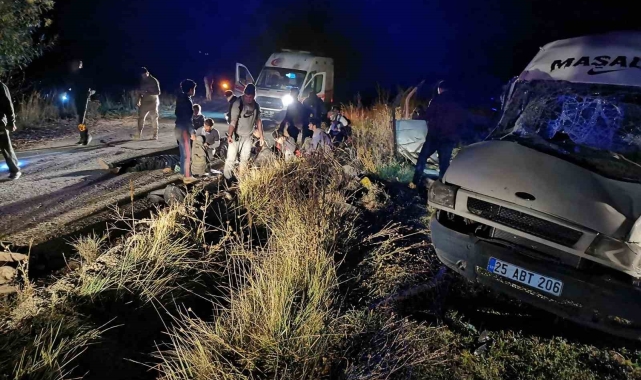 Kaçak göçmenleri taşıyan minibüs devrildi: 20 yaralı