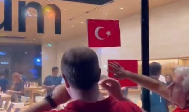 Kadıköy'de Apple mağazası Türk bayrağı asmayınca vatandaşlar astı