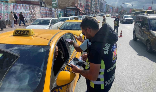 Kadıköy'de emniyet kemeri takmayan taksi şoförlerine ceza kesildi