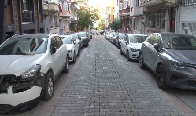 Kadıköy'de tır onlarca aracı biçip kaçtı