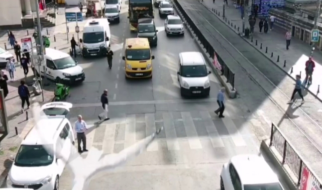 Kadıköy'de yaya ezilmekten son anda kurtuldu, sürücü ceza yiyince gerginlik çıkardı