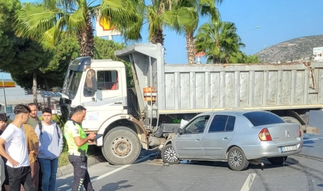 Kamyona çarpan otomobilden burnu bile kanamadan kurtuldu