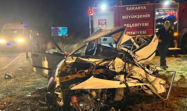 Kamyonet ile otomobil kafa kafaya çarpıştı: Baba-oğul hayatını kaybetti