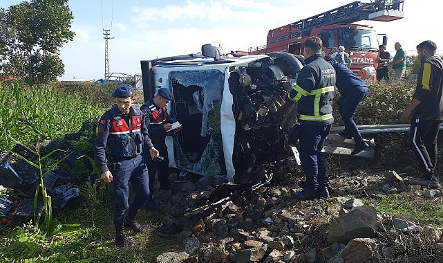 KAMYONET ŞARAMPOLE DEVRİLDİ