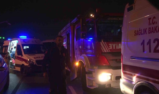 Kartal'da alkollü sürücü otoyolda duraklayan araçlara çarptı: 2 hafif yaralı