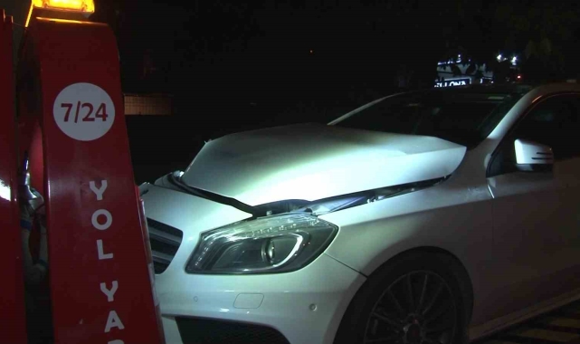 Kartal'da otomobil elektrikli motosiklete çarptı