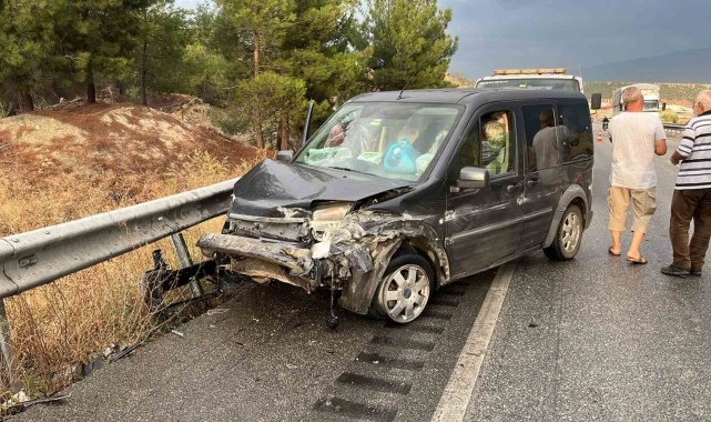 Kastamonu'da hafif ticari araç bariyerlere çarptı