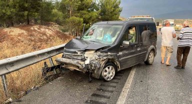 Kastamonu'da hafif ticari araç bariyerlere çarptı
