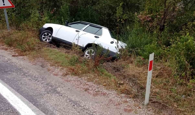 Kastamonu'da kayganlaşan yolda kontrolden çıkan otomobil şarampolde devrildi