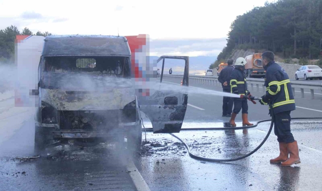 Kastamonu'da seyir halindeki kargo aracı yandı