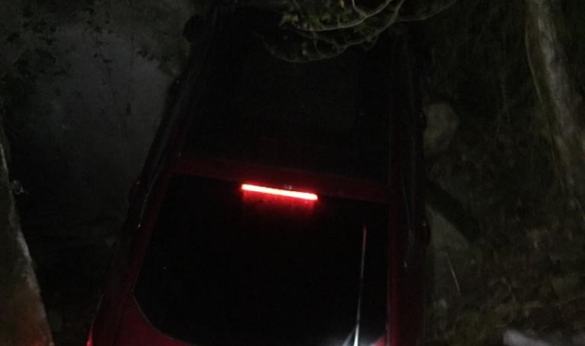 Kayganlaşan yolda otomobil, kontrolden çıkarak şarampole devrildi