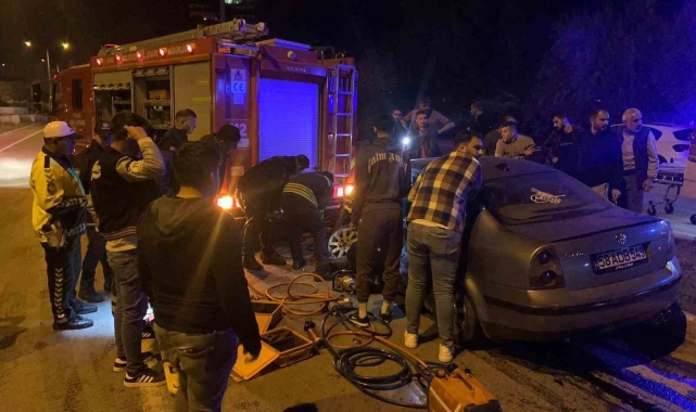 Kaza yapar sürücü sıkıştığı araçtan güçlükle çıkartıldı