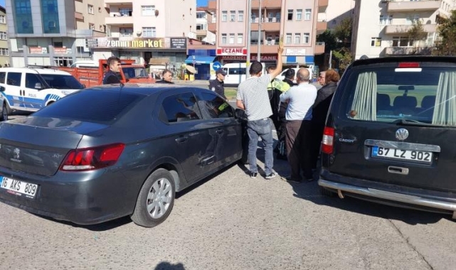 Kaza yaptı, serum şişesiyle aracının başında bekledi