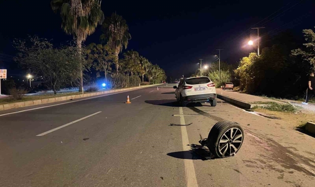 Kazaya karışan sürücü hurdaya dönen aracını bırakıp kaçtı