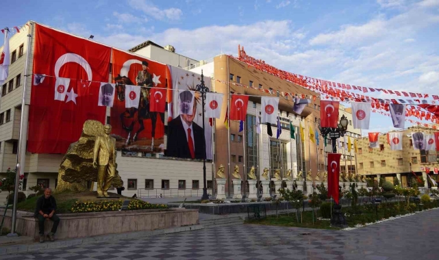 Keçiören'de cadde ve sokaklar Cumhuriyetin 100. yılı için bayraklarla donatıldı