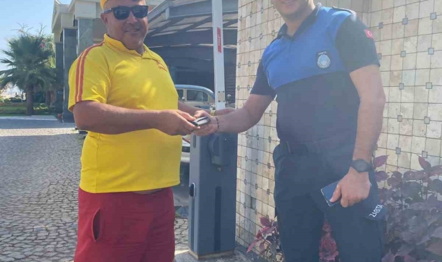 Kemer'de zabıta kayıp cüzdanı sahibine teslim etti