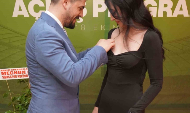Kendisi gibi hakem eşine kokart sürprizi