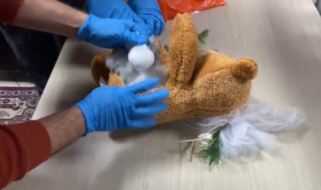 Kız arkadaşına aldığı pelüş oyuncak ayı içerisinde uyuşturucuyla yakalandı