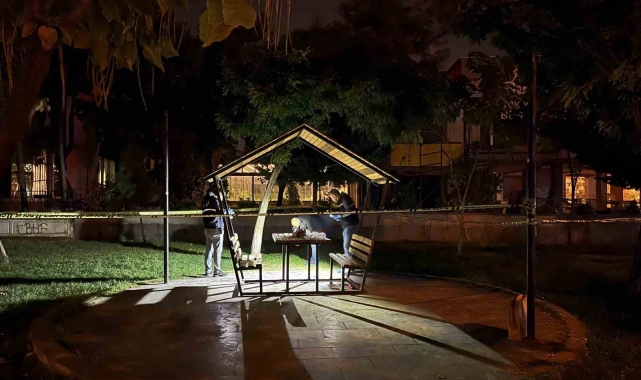 Kız arkadaşıyla çardakta otururken kendi kafasına sıkan genç ağır yaralandı